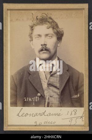 Léonard. Aimé. 30 ans, né à Chalonné/s/Loire (Maine & Loire). Mineur ou Gazier. Anarchiste. 27/2/94. 1894 Alphonse Bertillon Bertillon, geboren in einer angesehenen Familie von Wissenschaftlern und Statistikern, begann seine Karriere als Angestellter des Identifikationsbüros der Pariser Präfektur der Polizei im Jahr 1879. Mit der Pflege zuverlässiger polizeilicher Aufzeichnungen von Straftätern beauftragt, entwickelte er das erste moderne System der kriminellen Identifizierung. Das System, das unter dem Namen Bertillonage bekannt wurde, hatte drei Komponenten: Anthropometrische Messung, präzise verbale Beschreibung der körperlichen Eigenschaften des Gefangenen und Stockfoto