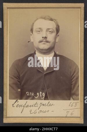 Lenfant. Émile, Jules. 26 ans, né à Choisy-le-ROI (seine). Modelleur. Anarchiste. 2/3/94. 1894 Alphonse Bertillon Bertillon, geboren in einer angesehenen Familie von Wissenschaftlern und Statistikern, begann seine Karriere als Angestellter des Identifikationsbüros der Pariser Präfektur der Polizei im Jahr 1879. Mit der Pflege zuverlässiger polizeilicher Aufzeichnungen von Straftätern beauftragt, entwickelte er das erste moderne System der kriminellen Identifizierung. Das System, das unter dem Namen Bertillonage bekannt wurde, hatte drei Komponenten: Anthropometrische Messung, präzise verbale Beschreibung der körperlichen Eigenschaften des Gefangenen und Standardisierung Stockfoto