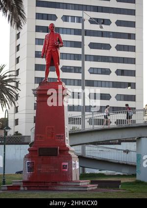 Statue des Captain Cook in St. Kilda, Melbourne, Australien. Die Caption Cook Statue ist als Protest gegen den Australia Day 2022 und den Kolonialismus rot gestrichen. Stockfoto