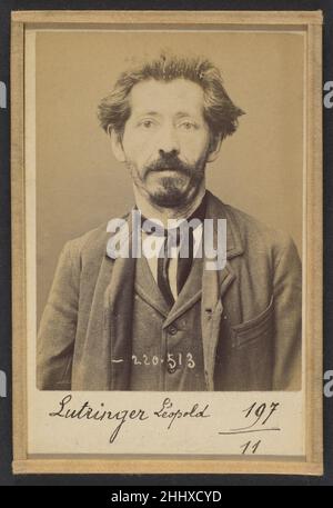 Lutringer. Pierre, Léopold. 43 ans, né le 25/11/50 à Stenay (Maas). Cordonnier. Anarchiste. 3/7/94. 1894 Alphonse Bertillon Bertillon, geboren in einer angesehenen Familie von Wissenschaftlern und Statistikern, begann seine Karriere als Angestellter des Identifikationsbüros der Pariser Präfektur der Polizei im Jahr 1879. Mit der Pflege zuverlässiger polizeilicher Aufzeichnungen von Straftätern beauftragt, entwickelte er das erste moderne System der kriminellen Identifizierung. Das System, das unter dem Namen Bertillonage bekannt wurde, hatte drei Komponenten: Anthropometrische Messung, präzise verbale Beschreibung der körperlichen Eigenschaften des Gefangenen und Stockfoto