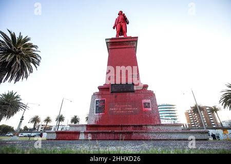 Statue des Captain Cook in St. Kilda, Melbourne, Australien. Die Caption Cook Statue ist als Protest gegen den Australia Day 2022 und den Kolonialismus rot gestrichen. Stockfoto