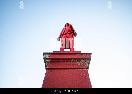 Statue des Captain Cook in St. Kilda, Melbourne, Australien. Die Caption Cook Statue ist als Protest gegen den Australia Day 2022 und den Kolonialismus rot gestrichen. Stockfoto