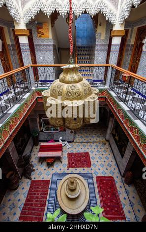 Traditionelle, reich verzierte und farbenfrohe Arabeske Wandschnitzereien über einem Torbogen im marokkanischen Riad in Marrakesch, Marokko Stockfoto