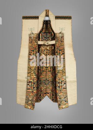 Surcoat (Jinbaori) ca. 1866 Japanisch die Tokugawa Familie mon (Wappentier), bestehend aus einem Kreis, der drei Stechblätter umschließt, wird in dickem schwarzem Samt auf die Mitte des Rückens aufgebracht. Das Futter und das Revers sind mit luxuriösem Seidenbrokat bedeckt, der ein sich wiederholendes Muster aus quadratischen und runden Kartuschen mit Blumenblüten und Paaren von Drachen und Phönixen zeigt. Laut einem Etikett, das darauf angebracht ist, gehörte dieser Mantel Tokugawa Yoshinobu (1837–1913), dem letzten Shogun (Militärherrscher) Japans (regierte 1866–68). Er mag es während seiner Niederlage bei der Schlacht von Toba Fu getragen haben Stockfoto