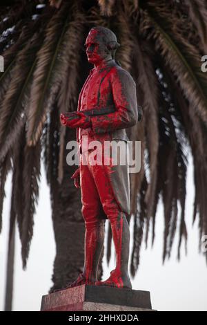 Statue des Captain Cook in St. Kilda, Melbourne, Australien. Die Caption Cook Statue ist als Protest gegen den Australia Day 2022 und den Kolonialismus rot gestrichen. Stockfoto