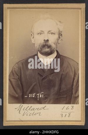 Millard. Victor. 53 ans, né le 5/6/40 à Moyon (Oise). Cordonnier. 16/3/94. 1894 Alphonse Bertillon Bertillon, geboren in einer angesehenen Familie von Wissenschaftlern und Statistikern, begann seine Karriere als Angestellter des Identifikationsbüros der Pariser Präfektur der Polizei im Jahr 1879. Mit der Pflege zuverlässiger polizeilicher Aufzeichnungen von Straftätern beauftragt, entwickelte er das erste moderne System der kriminellen Identifizierung. Das System, das unter dem Namen Bertillonage bekannt wurde, hatte drei Komponenten: Anthropometrische Messungen, präzise verbale Beschreibung der körperlichen Eigenschaften des Gefangenen und standardisierte Fotografien Stockfoto