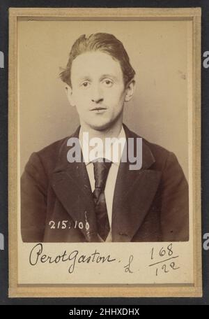 Perot. Gaston, Auguste. 22 ans, né à Paris XVlle. Journalier. Anarchiste. 4/3/94. 1894 Alphonse Bertillon Bertillon, geboren in einer angesehenen Familie von Wissenschaftlern und Statistikern, begann seine Karriere als Angestellter des Identifikationsbüros der Pariser Präfektur der Polizei im Jahr 1879. Mit der Pflege zuverlässiger polizeilicher Aufzeichnungen von Straftätern beauftragt, entwickelte er das erste moderne System der kriminellen Identifizierung. Das System, das unter dem Namen Bertillonage bekannt wurde, hatte drei Komponenten: Anthropometrische Messung, präzise verbale Beschreibung der körperlichen Eigenschaften des Gefangenen und standardisierte Phot Stockfoto