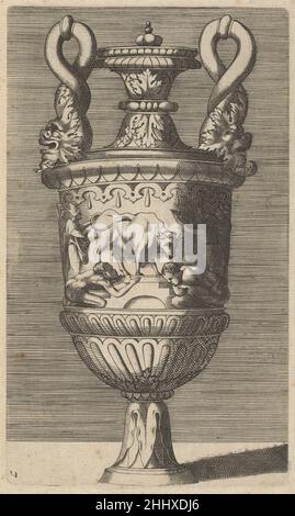 Vase mit der Verehrung eines Stiers 17th Jahrhundert (spät) ursprünglich von René Boyvin Französische Darstellung einer Vase mit zwei Griffen. Die Vase wird von einem Fries karakterisiert, in dem verschiedene Figuren vor einem Stier knien und ihn anbeten. Der Druck ist Teil einer Serie von 12 Vasen, die angeblich von Rosso Fiorentino und Polidoro da Caravaggio entworfen und zunächst von René Boyvin graviert und veröffentlicht wurden. Die aktuelle Serie wurde erstmals bei Claes Jansz veröffentlicht. Visscher im frühen siebzehnten Jahrhundert und später auch von Frederik de Wit.. Vase mit der Verehrung eines Bullen 419130 Stockfoto
