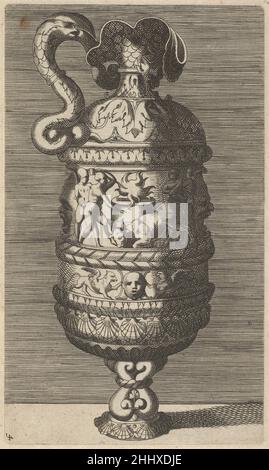 Vase mit Opferszene 17th. Jahrhundert (spät) ursprünglich von René Boyvin Französische Darstellung einer Vase oder eines Kanals. Die Vase wird von einem Fries mit einer Szene karakterisiert, in der Putten einen Stier opfern. Der Druck ist Teil einer Serie von 12 Vasen, die angeblich von Rosso Fiorentino und Polidoro da Caravaggio entworfen und zunächst von René Boyvin graviert und veröffentlicht wurden. Die aktuelle Serie wurde erstmals bei Claes Jansz veröffentlicht. Visscher im frühen siebzehnten Jahrhundert und später auch von Frederik de Wit.. Vase mit Opferszene 419079 Stockfoto