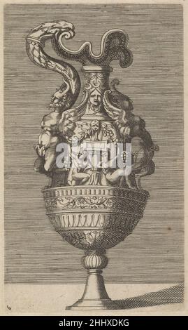 Vase mit zwei geflügelten Satyrs 17th Jahrhundert (spät) ursprünglich von René Boyvin Französische Darstellung einer Vase oder eines Kanals. Die Vase zeichnet sich durch zwei große Satyr-Figuren aus, die unter dem Griff und dem Auslauf platziert sind.der Druck ist Teil einer Serie von 12 Vasen, die von Rosso Fiorentino und Polidoro da Caravaggio entworfen und ursprünglich von René Boyvin graviert und veröffentlicht wurden. Die aktuelle Serie wurde erstmals bei Claes Jansz veröffentlicht. Visscher im frühen siebzehnten Jahrhundert und später auch von Frederik de Wit.. Vase mit zwei geflügelten Satyrs 419133 Stockfoto