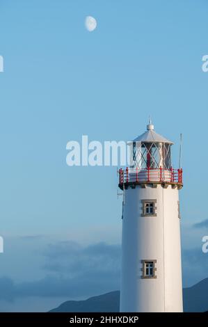 Der Mond über dem Fanad Head Leuchtturm im Norden von Donegal kostet in Irland. Stockfoto