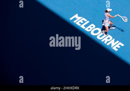 Melbourne, Australien. 26th Januar 2022. IGA Swiatek aus Polen tritt am 26. Januar 2022 beim Australian Open im Melbourne Park in Melbourne, Australien, beim Einzelspiel der Frauen gegen Kaia Kanepi aus Estland an. Quelle: Bai Xuefei/Xinhua/Alamy Live News Stockfoto