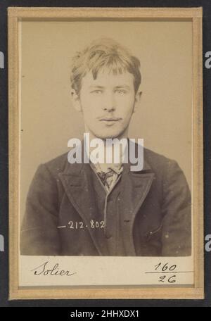 Solier. Auguste. 18 ans, né le 3/3/75 à Cemery-la-Ville. Dessinatteur. Anarchiste. 12/1/94. 1894 Alphonse Bertillon Bertillon, geboren in einer angesehenen Familie von Wissenschaftlern und Statistikern, begann seine Karriere als Angestellter des Identifikationsbüros der Pariser Präfektur der Polizei im Jahr 1879. Mit der Pflege zuverlässiger polizeilicher Aufzeichnungen von Straftätern beauftragt, entwickelte er das erste moderne System der kriminellen Identifizierung. Das System, das unter dem Namen Bertillonage bekannt wurde, hatte drei Komponenten: Anthropometrische Messung, präzise verbale Beschreibung der körperlichen Eigenschaften des Gefangenen und Standardi Stockfoto