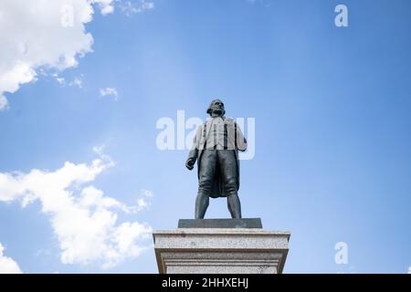 Statue des Captain Cook in St. Kilda, Melbourne, Australien. Die Caption Cook Statue ist als Protest gegen den Australia Day 2022 und den Kolonialismus rot gestrichen. Stockfoto