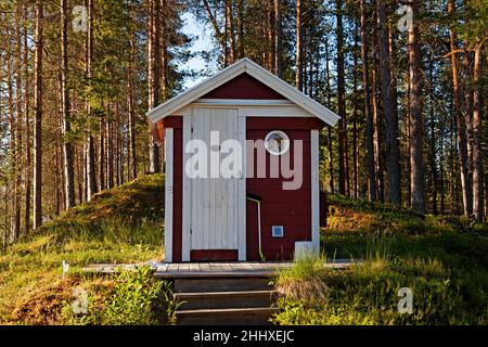 Lycksele, Norrland Schweden - 4. Juni 2021: Eine neu gebaute kleine Sauna in der Nähe des Sees Stockfoto