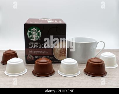 Starbucks Kapsel Cappuccino isoliert auf Holztisch Stockfoto