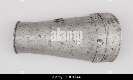 Äußere Platte einer Verteidigung des rechten Unterarms (Vambrace) ca. 1400 Italienisch Dies ist Teil eines großen Fund mittelalterlicher Rüstungen, der 1840 in den Ruinen der Festung Chalcis auf der griechischen Insel Euboea (damals eine venezianische Kolonie namens Negroponte) entdeckt wurde. Die Festung war 1470 von den Türken erobert und zerstört worden. Der Chalcis-Hortfund ist heute weitgehend zwischen dem Ethnologischen Museum in Athen und dem Metropolitan Museum of Art aufgeteilt und enthält viele seltene und ungewöhnliche Elemente aus Rüstungen aus dem 14. Und 15. Jahrhundert. Von besonderer Bedeutung sind die Vielfalt der Kopfstücke und die vielen Fragmente der Liga Stockfoto