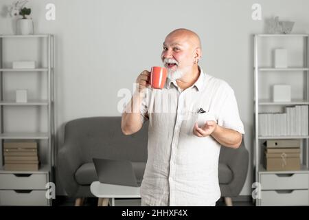 Senior Sozialarbeiter, Psychologe. Alter Mann Großvater mit Becher Tasse. Stockfoto