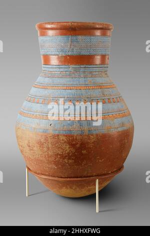 Blau lackierte Aufbewahrungsdose ca. 1353–1336 v. Chr. Neues Königreich, Amarna-Zeit die Verwendung überwiegend blauer Blumenmotive in der Dekoration von Terrakotta-Gefäßen erreichte ihren Höhepunkt während der Regierungszeit von Amenhotep III. Und Echnaton. Der Hauptbestandteil des blauen Pigments, das vor dem Brennen auf Keramikgefäße aufgetragen wurde, war Kobalt. Zahlreiche Beispiele von Keramik in diesem Stil dekoriert wurden vom Museum im Palast von Amenhotep III in Malkata, in Theben ausgegraben (zum Beispiel 11.215.460).Dieses Glas, datierbar auf die Mitte bis spät Herrschaft von Akhenaten, kann Wein oder Bier gehalten haben, um in einer banque serviert werden Stockfoto