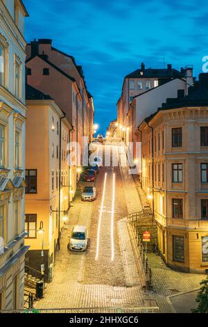 Stockholm, Schweden. Nacht Blick auf traditionelle Stockholmer Straße. Wohngebiet, gemütliche Straße in der Innenstadt. Bezirk Mullvaden zuerst in Södermalm. Autos Stockfoto