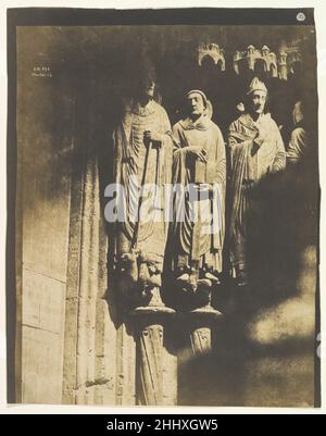 Chartres 1850–52 Pierre Emile Joseph Pécarrère Französisch Diese eigenwillige Sicht der Figuren des 13. Jahrhunderts auf der Südterrasse der Kathedrale von Chartres offenbart den expressiven Gebrauch des Künstlers von den Begrenzungen des engen Sichtfeldes der Kamera und der Neigung des Papiernegativs, Schatten zu akzentuieren und Details weicher zu machen. Unter einem Dach aus tiefem Schatten tauchen die Heiligen Martin von Tours, Hieronymus und Gregor der große zwischen einem „No Littering“-Schild links und einer Säule im rechten Vordergrund auf. Diese abgewinkelte, teilweise Sichtweise ist enger mit der Art und Weise verbunden, wie man die Welt allmählich wahrnimmt Stockfoto