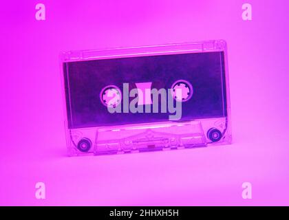 80er Jahre Retro Casette Tape Oldschool Music Audio in Pink/Lila Farben. Synthesizer-Bild mit analogem Band. Stockfoto