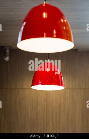 Anordnung der roten Deckenleuchte hängenden Beleuchtung Hintergrund Stockfoto