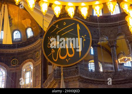 Islamisches Hintergrundbild. Text des Namens Allahs in der Hagia Sophia. Ramadan oder kandil oder Laylat al-qadr oder islamisches Hintergrundbild. Geräuscheffekt inklusive Stockfoto