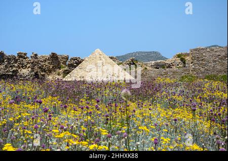 Pyramidenförmiges Gebäude im Methoni Castle, Griechenland Stockfoto