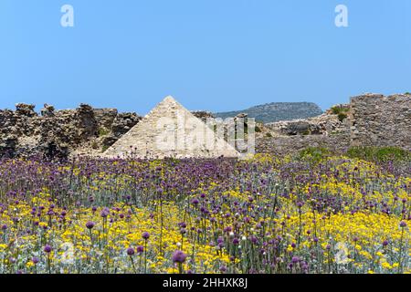 Pyramidenförmiges Gebäude im Methoni Castle, Griechenland Stockfoto