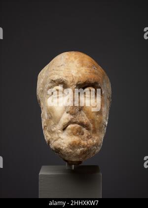 Marmorportrait Kopf des Philosophen Chrysippos 1st Jahrhundert A.D. Roman Kopie einer griechischen Statue des späten 3rd Jahrhunderts B.C., vermutlich durch EuboulidesChrysippos war einer der wichtigsten stoischen Philosophen des dritten Jahrhunderts B.C. seine Schreiben halfen, Stoizismus als eine wichtige philosophische Bewegung herzustellen. Der Stoizismus vertrat die Auffassung, dass die Menschen frei von Leidenschaft sein und alle Geschehnisse als unvermeidbares Ergebnis göttlichen Willens ruhig akzeptieren sollten. Der Begriff Stoic leitet sich vom griechischen Wort stoa ab, einer Art Kolonnadenbau, in dem sich die Philosophen versammelten.Er wird aus anderen Kopien dieses Typs deutlich Stockfoto