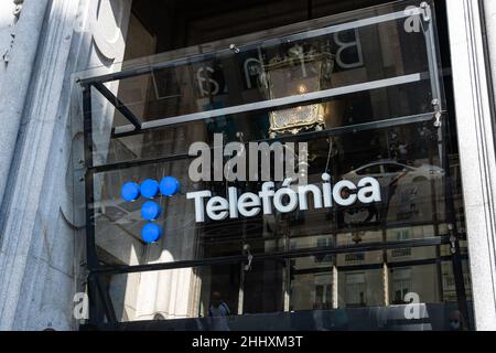 Madrid, Spanien - 10. Oktober 2021: Telefonica Telecommunication Company Zeichen an der Fassade des Hauptgebäudes der Gran Via Stockfoto