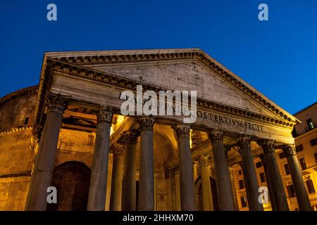 Rom, Italien - 25. Mai 2018: Pantheon antiker römischer Tempel von Kaiser Agrippa zur Zeit Basilika der Heiligen Maria und der Märtyrer auf der Piazza della Rotonda Stockfoto