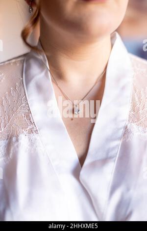 Eine vertikale Aufnahme einer einfachen niedlichen Hochzeitstorte mit ein paar Statuen Stockfoto