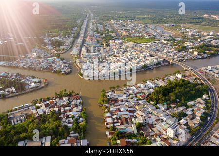 Lizenzfreie Bilder in hoher Qualität. Panoramablick auf die Stadt Nga Bay, Provinz Hau Giang, Vietnam von oben Stockfoto