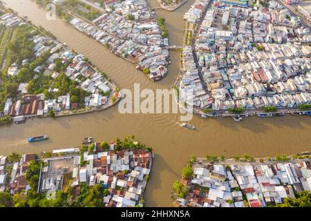 Lizenzfreie Bilder in hoher Qualität. Panoramablick auf die Stadt Nga Bay, Provinz Hau Giang, Vietnam von oben Stockfoto