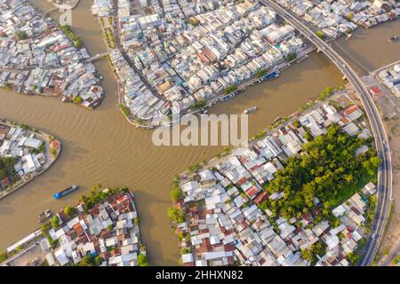 Lizenzfreie Bilder in hoher Qualität. Panoramablick auf die Stadt Nga Bay, Provinz Hau Giang, Vietnam von oben Stockfoto