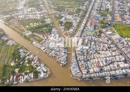 Lizenzfreie Bilder in hoher Qualität. Panoramablick auf die Stadt Nga Bay, Provinz Hau Giang, Vietnam von oben Stockfoto