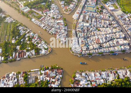 Lizenzfreie Bilder in hoher Qualität. Panoramablick auf die Stadt Nga Bay, Provinz Hau Giang, Vietnam von oben Stockfoto