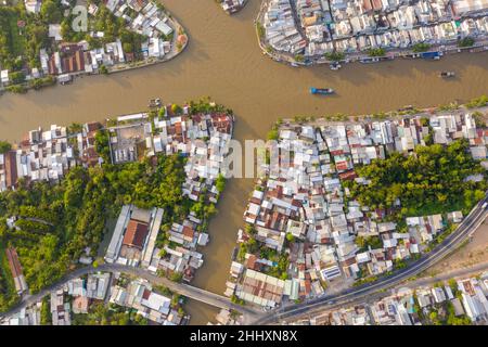 Lizenzfreie Bilder in hoher Qualität. Panoramablick auf die Stadt Nga Bay, Provinz Hau Giang, Vietnam von oben Stockfoto