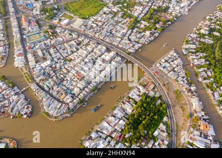 Lizenzfreie Bilder in hoher Qualität. Panoramablick auf die Stadt Nga Bay, Provinz Hau Giang, Vietnam von oben Stockfoto