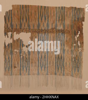 Tiraz Fragment aus einem Ikat Shawl Ende des 9th.–Anfang des 10th. Jahrhunderts die gestreiften Textilien des Jemen waren in der gesamten islamischen Welt berühmt. Sie wurden in der Resist-Dye-ikat-Technik hergestellt, um Muster aus Chevronen und Diamanten zu bilden. Inschriften auf jemenitischen Ikaten werden häufig gemalt, wie in diesem Beispiel. Die Inschrift hier, in dekorativer Kufic, schließt die Bismallah und den Segen zum Besitzer ein. Obwohl mehrere Textilien dieser Art Inschriften enthalten, die auf den Jemen als Produktionsort verweisen, haben nur sehr wenige kaltfale Inschriften. Die Inschriften hier erwähnen den Sohn des abbasidischen Kalifen al-Munstas Stockfoto