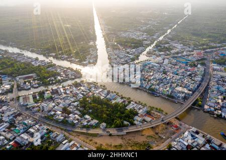 Lizenzfreie Bilder in hoher Qualität. Panoramablick auf die Stadt Nga Bay, Provinz Hau Giang, Vietnam von oben Stockfoto