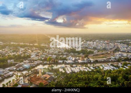 Lizenzfreie Bilder in hoher Qualität. Panoramablick auf die Stadt Nga Bay, Provinz Hau Giang, Vietnam von oben Stockfoto