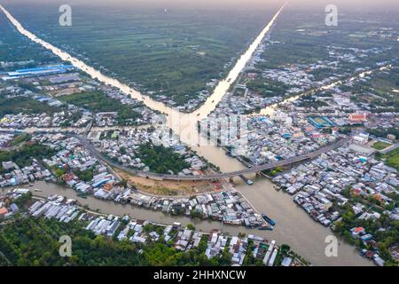 Lizenzfreie Bilder in hoher Qualität. Panoramablick auf die Stadt Nga Bay, Provinz Hau Giang, Vietnam von oben Stockfoto