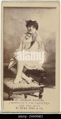 Kartennummer 601, Georgie Danning, aus der Schauspielerserie (N145-3), herausgegeben von Duke Sons & Co. Zur Förderung von Cross Cut Cigarettes 1880s, herausgegeben von W. Duke, Sons & Co. Tauschkarten aus dem Set 'Schauspieler und Schauspielerinnen' (N145-3), Herausgegeben im Jahr 1880s von W. Duke Sons & Co. Zur Förderung von Cross Cut Zigaretten. Es gibt acht Untergruppen der Serie N145. Verschiedene Untergruppen weisen verschiedene Kartendesigns auf und fördern auch verschiedene Tabakmarken, die von W. Duke Sons & Company vertreten werden. Diese Karte stammt aus der dritten Teilmenge, N145-3. Beachten Sie, dass die Namen von Schauspielern auf den Karten im gesamten Set unterschiedlich geschrieben werden und sind Stockfoto