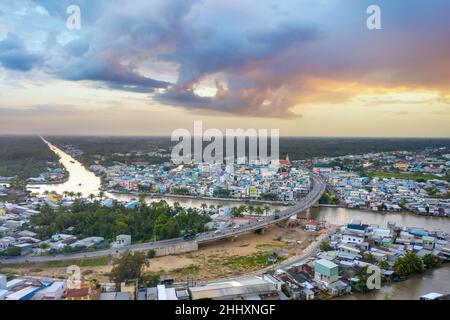 Lizenzfreie Bilder in hoher Qualität. Panoramablick auf die Stadt Nga Bay, Provinz Hau Giang, Vietnam von oben Stockfoto