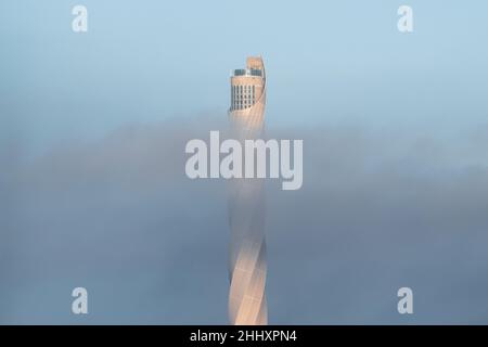 Rottweil, Deutschland. 25th Januar 2022. Der TK Elevator Tower wird im Morgenlicht von der Sonne beleuchtet und teilweise durch Morgennebel verdeckt. Kredit: Silas Stein/dpa/Alamy Live Nachrichten Stockfoto