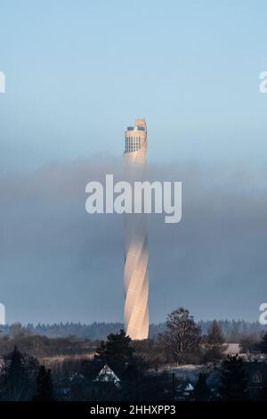 Rottweil, Deutschland. 25th Januar 2022. Der TK Elevator Tower wird im Morgenlicht von der Sonne beleuchtet und teilweise durch Morgennebel verdeckt. Kredit: Silas Stein/dpa/Alamy Live Nachrichten Stockfoto