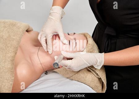 Eine professionelle Masseurin massiert ihre Kundin Stockfoto